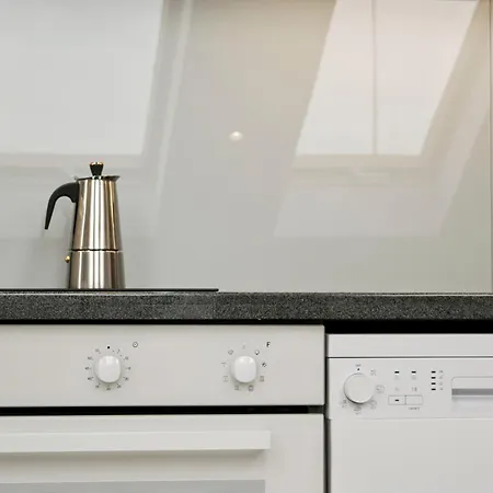 Апартамент Lofty - 1 Bedroom In The Heart Of *